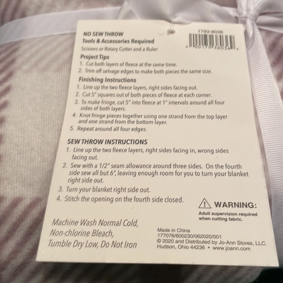 New:  PLUM PLAID NO-SEW FLEECE THROW Make It Give - Picture 4 of 4